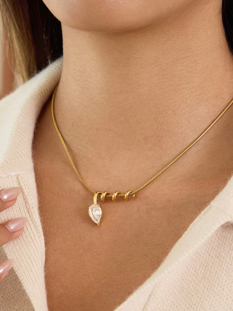 18k gold-plated pendant necklace — elegant gold pendant, anti-tarnish and waterproof for everyday, office and evening layered looks.