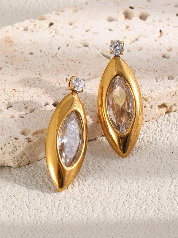 18k gold-plated round stud earrings — minimal round studs, anti-tarnish and waterproof for everyday, office, evening and layered ear styling.