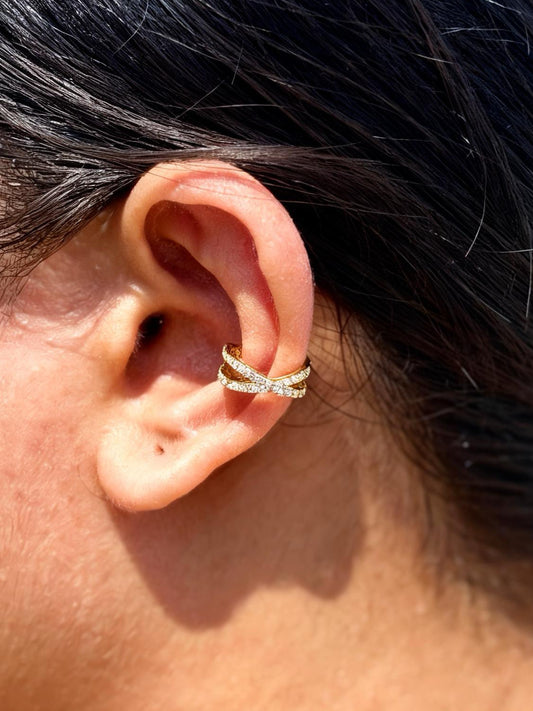 18k gold-plated interlock ear cuff — anti-tarnish, waterproof, hypoallergenic no-piercing single-piece ear cuff.