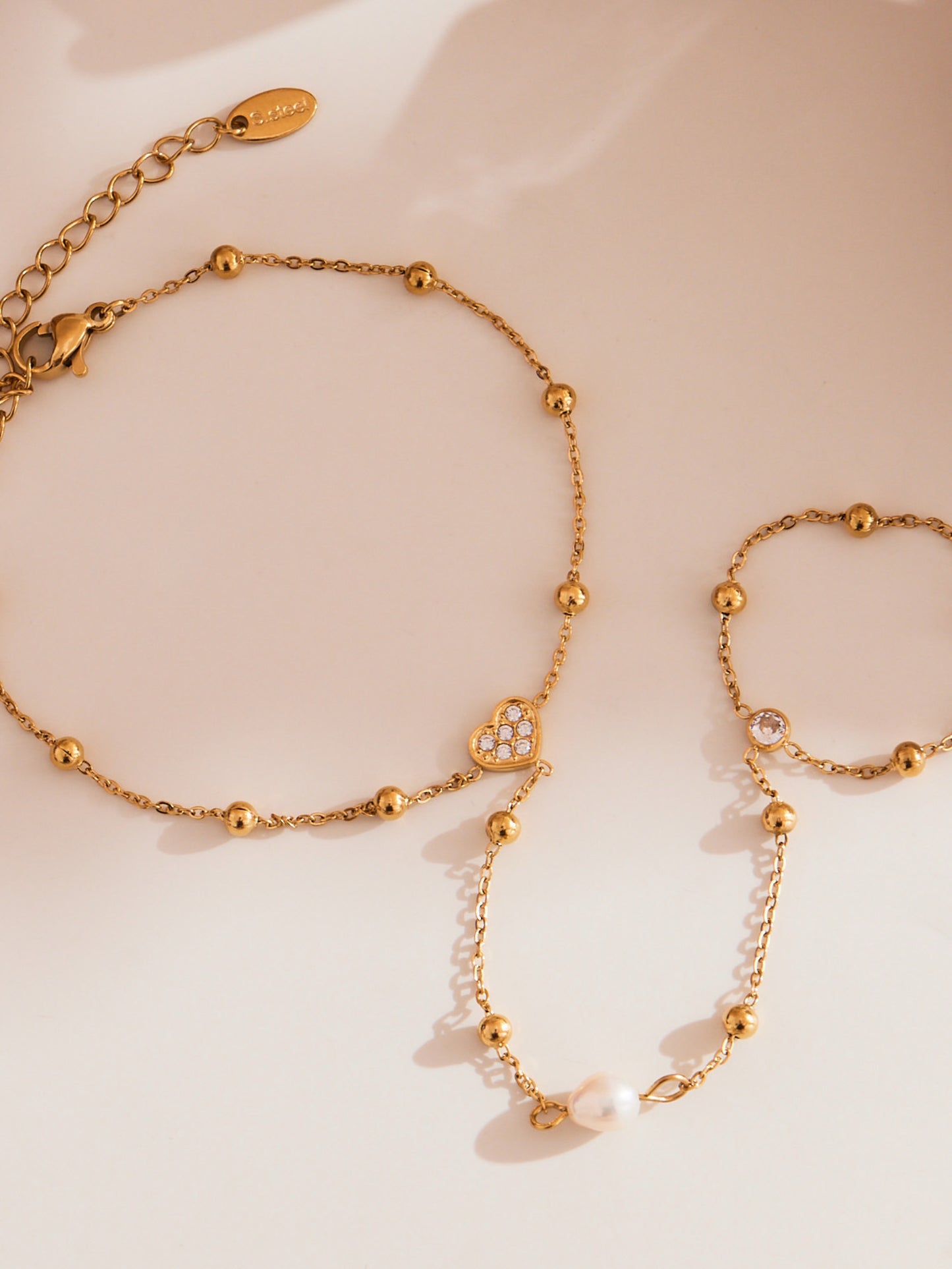 18k gold-plated heart hand-chain bracelet — romantic durable anti-tarnish, waterproof bracelet for everyday and evening wear.