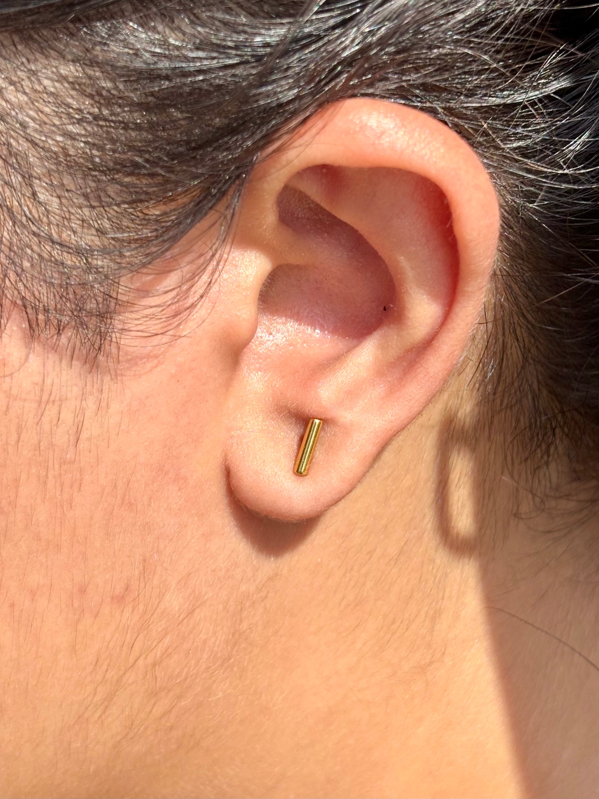 18k gold-plated line stud earrings — minimal hypoallergenic bar studs, anti-tarnish and waterproof for everyday and office wear.