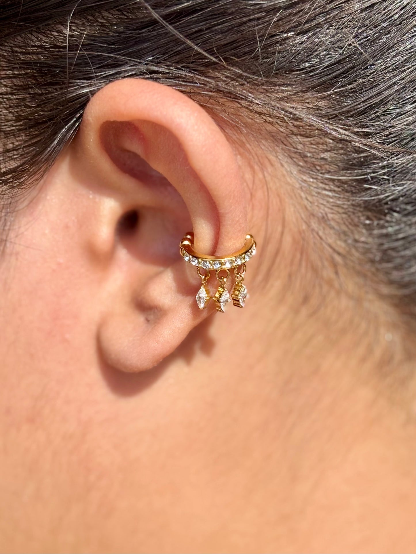 18k gold-plated Droplet ear cuff — droplet-shaped statement no-piercing single-piece cuff, anti-tarnish and waterproof for festive and evening looks.
