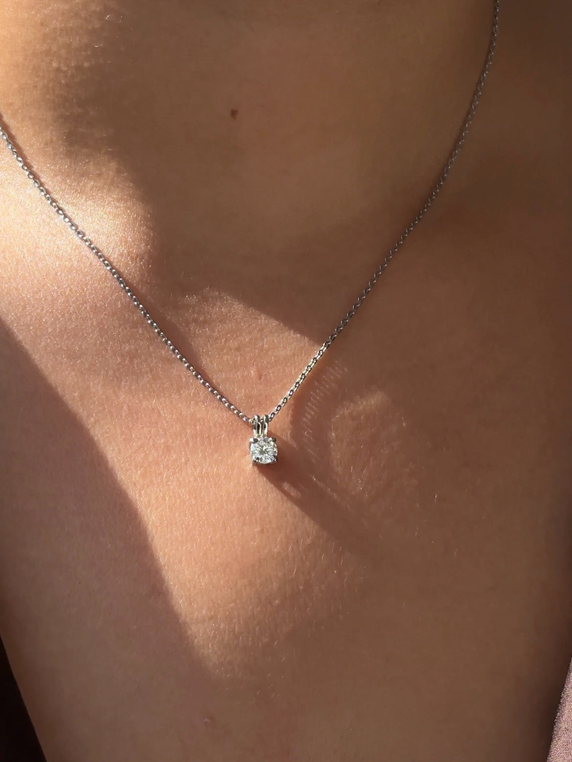 925 sterling silver solitaire moissanite pendant necklace — round-cut brilliant diamond-alternative pendant, anti-tarnish and waterproof for bridal and evening-luxury wear.