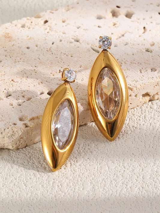 18k gold-plated round stud earrings — minimal round studs, anti-tarnish and waterproof for everyday, office, evening and layered ear styling.