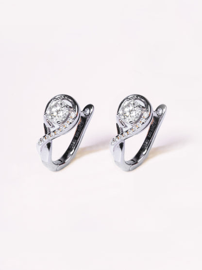 925 sterling silver moissanite twist huggie earrings — diamond-alternative swirl huggies, anti-tarnish and waterproof for everyday-luxury and evening wear.