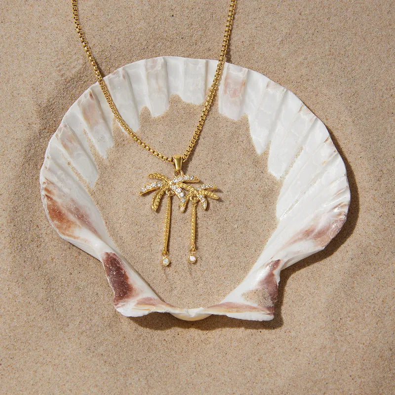 Close-up of beach shell pendant necklace — 18k gold-plated shell pendant for summer and casual styling.
