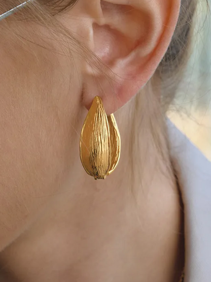 18k gold-plated Liva chunky gold hoop earrings — bold lightweight hoops, anti-tarnish, waterproof for everyday and evening wear.