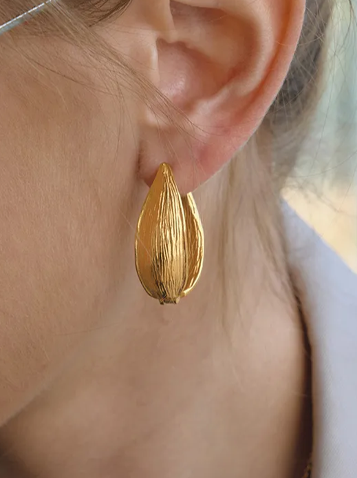 18k gold-plated Liva chunky gold hoop earrings — bold lightweight hoops, anti-tarnish, waterproof for everyday and evening wear.
