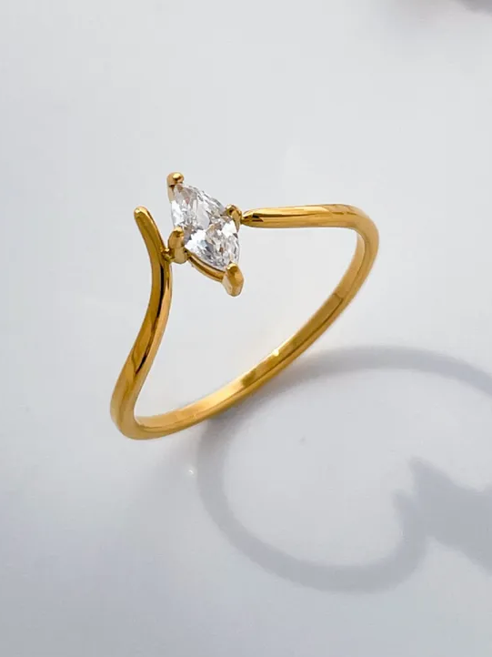 18k gold-plated pear stone gold ring — elegant pear-cut stone ring, anti-tarnish and waterproof for evening, bridal and festive wear.